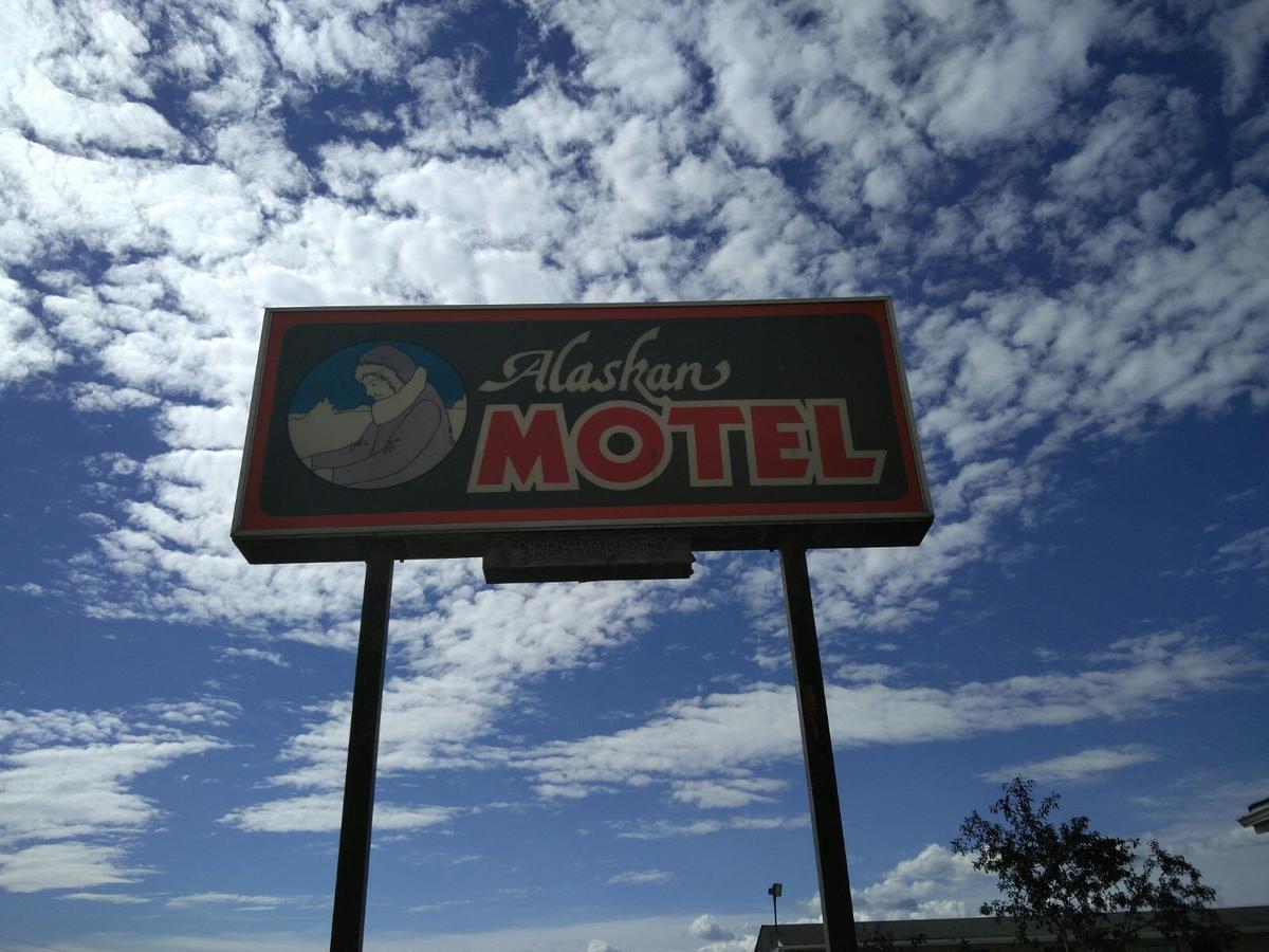 Alaskan Motel Fox Creek Exterior photo